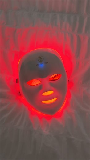 Revolution Makeup on Instagram: "Your skin has entered its LED mask era💡✨ Choose your light, treat your skin: ❤️‍🔥 Red = fine lines 💙 Blue = breakouts 💛 Yellow = soothe 💚 Green = even out 🌊 Turquoise = calm ⚪ White = firm 💜 Purple = glow + clear #ledfacemask #revolutionbeauty #crueltyfree"