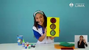 ¡Explora tu creatividad! ¿Sabes cómo hacer un semáforo con material reciclado? En este entretenido vídeo te enseñaremos qué elementos necesitarás para hacerlo, y aprenderás a reconocer el significado de sus colores. | Municipalidad de Lima