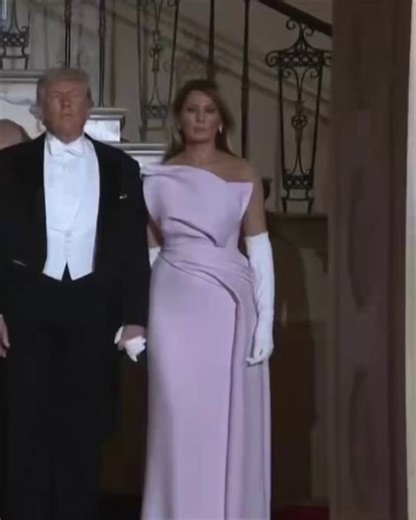 Melania suelta la mano de Trump... y entonces él hace esto 😂