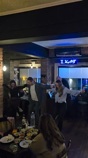 @imza.dans.akademi pratik gecesi #sirtaki #hasapiko #dancevideo #zeibekiko #greekdancing | Rum Meyhanesi ll.Kat