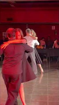 Luis Solanas y María José Iglesias bailando en La Viruta Tango AR