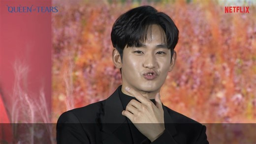 #QueenOfTears cast: Kim Soo Hyun, Kim Ji Won, Park Sung Hoon, Kwak Dong Yeon, Lee Joo Bin's posing / aegyo challenge at Netflix press conference. 💗✨ ------ Video Courtesy of: Netflix ➡️ WATCH: 10-minutes Press Conference Compilation Clip 📽️: https://youtu.be/byS6WQPE9Yc ➡️ Queen Of Tears cast talk about each couple's charm and chemistry; but Park Sung Hoon is lonely? 🎥 https://youtu.be/Y6XhuzZdnR8 ➡️ Kim Soo Hyun talks about filming with Kim Ji Won in Germany 🎥 https://youtu.be/8l4QUK1JhHQ ➡