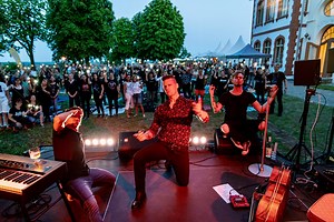 213K views · 3.4K reactions | Picknick Konzerte sind zu einer beliebten alternative in Coronazeiten geworden. Frische Luft, Essen und Trinken als selbst mitgebrachtes und tolles Wetter! geht mehr? mehr Videos und Konzerte auf www.thedarktenor.com/livestream . . . . #thedarktenor #billyandrews #klassikistgeil #picknick | The Dark Tenor | Facebook