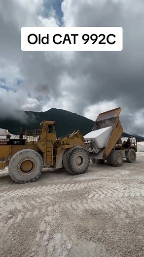Vintage CAT 992C Old Yellow Wheel Loader Heavy Machinery