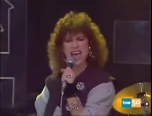 48K views · 493 reactions | Actuación d Ole Ole de 1984. Aquí es cuando la voz cantante era la de Vicky Larraz que sería sustituida por Martha Sánchez. Con cual de las dos cantantes te quedarías a escucharla??? A disfrutar este exitaso. #visaalos80 #80s #vintage #Ochenteros #80music #Retro #music80s #musica80 | Visa a los 80's | Facebook