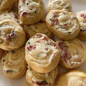 Bacon Cream Cheese Crescent Rolls Pinwheels (4 Ingredients) - Simply Made Eats