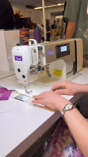 TEXI ART AUTO 2 PREMIUM EX 💜 is an automatic 1-needle lockstitch machine for sewing light and medium materials, with a great decorative stitch function. It is equipped with a stepper motor-controlled bottom tooth conveyor, which allows the use of programmable decorative patterns selected from a large and easy-to-read control panel built into the machine head 😮 The innovation of the applied technology is the ability to freely create patterns consisting of a lockstitch sewn along a straight line