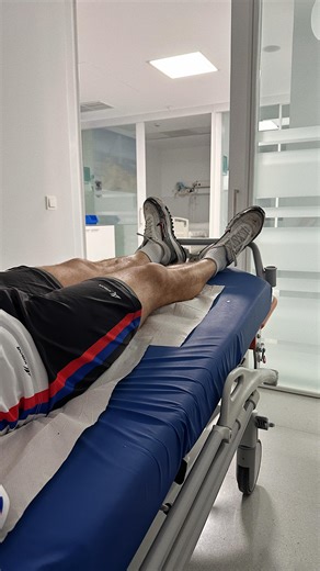 Gaizka | DT1 on Instagram: "No tenía esto en mis planes, pero aquí estamos 😅 • Una pequeña fractura en una costilla me ha obligado a parar y, siendo tan activo, se hace raro (y pesado) 🤕 • Sin deporte mis glucemias están más inestables, así que toca reajustar y adaptarse sobre la marcha. • Mentalmente estoy bien, pero no deja de ser incómodo que tu cuerpo te frene cuando tú no quieres 😫 • Toca aceptar el parón y seguir cuidándome, aunque no sea como estoy acostumbrado. • #diabetes #diabetesti