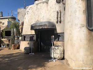 Droid Depot in Star Wars: Galaxy's Edge | the disney food blog