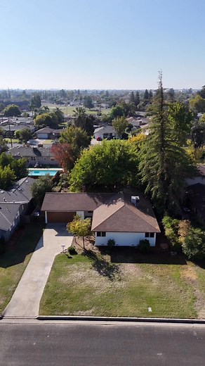 🏡 Property of the Week | 602 Bruce Street, Madera, CA ✨ This week’s spotlight goes to 602 Bruce Street — a beautifully updated home located in the highly sought-after Barsotti Tract of West Madera. Featuring 3 bedrooms, 2 bathrooms, and a spacious open-concept layout, this home perfectly blends modern comfort with timeless charm. Step inside to enjoy a bright living room with a cozy fireplace, new flooring, and updated lighting throughout. The chef’s kitchen boasts new cabinets, stone counterto