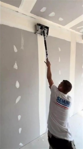 “Satisfying Drywall Corner Finishing – Smooth Ceiling Joint Mud Application"