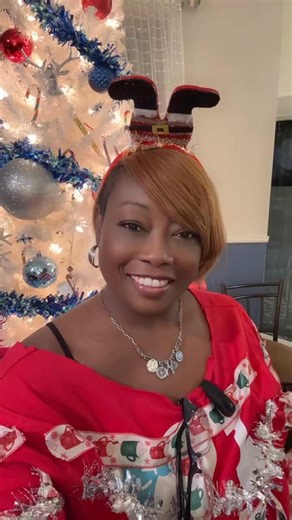 Detra Chanel on Instagram: "Happy Holidays!! #LoveYaToPieces💖"