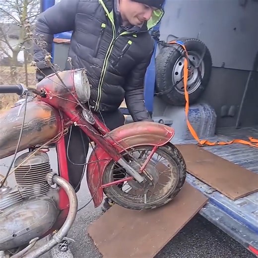 Restoration of a 1962 Jawa 250 2 Stroke Engine Motorcycle from Abandonment | DIY & Crafts