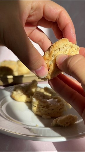 ✨ Behold: The BEST Damn Vegan Biscuits! FLUFFY, buttery 🧈, vegan biscuits that require just 30 minutes, 7 ingredients, and 1 bowl! 600 five-star reviews 🌟 and everyone we've served them to agrees they are in fact LEGIT, amazing, and just as good if not BETTER than the real deal! 🔗 Tap the link for the recipe: https://minimalistbaker.com/the-best-damn-vegan-biscuits/ P.S. These are NOT gluten-free, but we have gluten-free biscuits on the blog too! 🙌 | Minimalist Baker