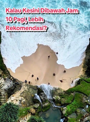 Di mana air tawar menyapa ombak samudra. 🌊✨ Inilah Pantai Banyu Tibo. Tebing kapur melukis latar, dan air terjun menari jatuh langsung ke pasir putih. Fenomena alam langka yang bikin takjub—perpaduan eksotis antara segarnya mata air dan birunya laut. Definisi surga tersembunyi yang sesungguhnya di Pacitan. 🌴💦 ======= 📍Pantai Banyu Tibo, Donorojo, Pacitan. #BanyuTibo #PantaiPacitan #WonderfulIndonesia #ExplorePacitan #HiddenGem Sc 📸 @maspeot