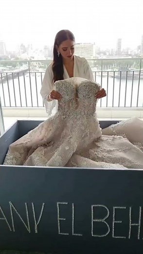 Dazzling gown and stunning bridal look 🥰 #lebaneseweddings #shorts