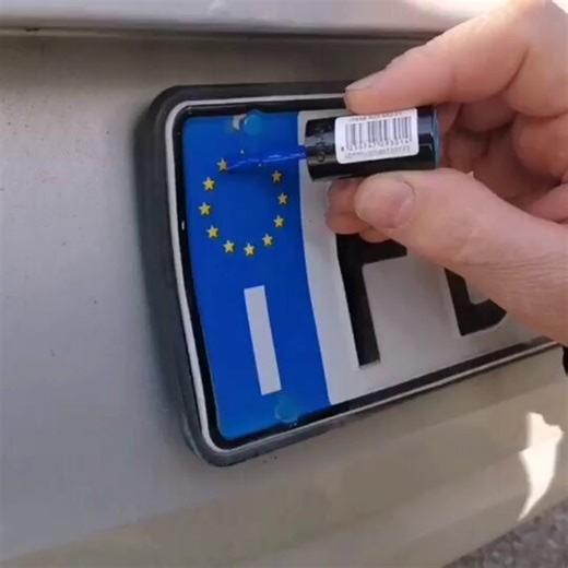 Les bouchons de bouteille: "ouin ouin"Les chargeurs de téléphone: "ouin ouin"Les plaques d'immatriculation: "ouin ouin"C'est vraiment des gros fragiles à l'extrême-droite