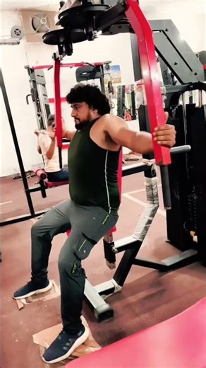exercise with chest fly machine in 80 kg