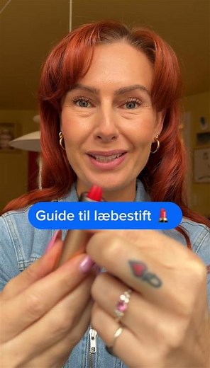 Hvilken farve skal din læbestift være til julefrokosten? 💄😻 Hos os skal den være rød ❤️ Hvis du i øvrigt kunne bruge en guide til, hvordan man lægger en pæn læbestift med helt skarpe kanter – som oveni købet holder hele aftenen – så er det her videoen til dig. Synes du, farven er flot? Så kan du finde både læbestift og lipliner lige her: http://spr.ly/61887eDDQ | Matas
