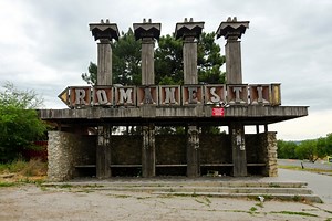 This is the most interesting documentary about Soviet bus stops ever made