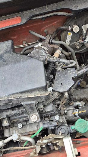 Sí compa 👌, se puede limpiar el sensor MAF (flujómetro) con spray limpia-contactos, pero hay que hacerlo con cuidado porque es un componente muy delicado. Te paso las recomendaciones: 🔧 Pasos para limpiarlo: 1. Desconectar la batería (opcional, pero recomendable para evitar códigos de error). 2. Retirar el MAF de la admisión (normalmente va después del filtro de aire). 3. No toques los filamentos o sensores internos con los dedos ni con herramientas, se dañan fácil. 4. Rociar con limpia-contac