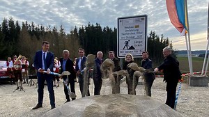 Taufkirchen: Ein historischer Spatenstich