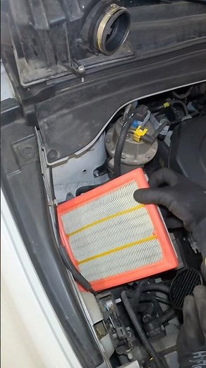 POV: Replacing the air filter on a Jeep Renegade #AirFilter#CarMaintenance#MechanicLife#POVMechanic