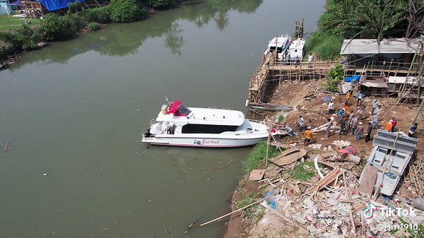 Launching Dragon 38 Cabin Cruiser - Explore the East Pearl