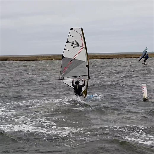 Robert Lavallée sur sa Futureflyboards Blue Rabbit 95 litres et une Duotone 4.7. Un des seul sur l'eau à ce point. Robert Lavallee in his Future Fly Boards Blue Rabbit 95 et his Duotone 4.7. One of the few in the water at this point of the day | WindForce Sports