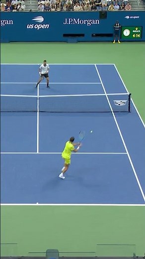 Navone finds way PAST Djokovic 💪