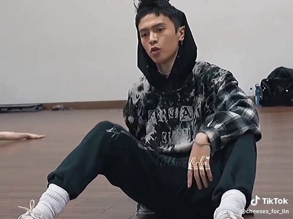 Chained Up - Now United: A Hit with Memorable Choreography