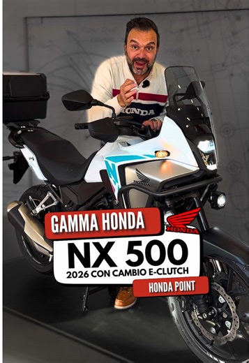 La NX 500 2026 è un tributo alla leggendaria NX 650 Dominator e quest’anno si evolve! 😎 ✨ E-CLUTCH DI SERIE: Dimentica la frizione! Marcia senza fatica, o se vuoi, la leva è sempre lì per te 🛠️ BICILINDRICO 500cc da 48 CV: Perfetta con patente A2 e pronta a un leggero fuoristrada 💡 TECNOLOGIA AVANZATA: ABS, HSTC e cruscotto TFT con Honda RoadSync per connettere il tuo smartphone 🎀 ADATTA A TUTTI: Compatta, leggera, perfetta anche per il pubblico femminile 🛡️ ALLESTIMENTO ACCESSORI: Balletto