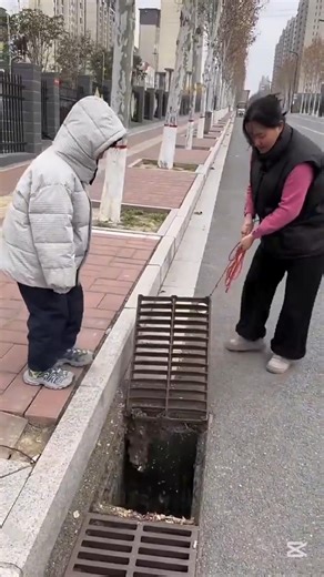 Oh mon Dieu, maman ! Ma pièce de 10 $ est tombée dans cette bonde. S'il te plaît, retire-la vite.