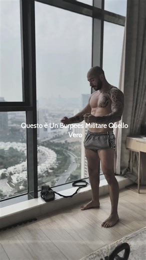 Questo non è er burpees da palestra. Questo è BURPEES MILITARE – 6 COUNT, STRAIGHT. ⏱️ Imposta 10 minuti 🔥 AMRAP 🎯 Solo ripetizioni pulite Push-up dritto. Risalita dritta. Zero rimbalzi. Zero scorciatoie. 📊 Livelli: