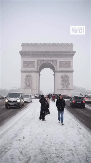 Paris sous la neige ce lundi 5 janvier ❄️ Ce lundi après-midi, un épisode neigeux significatif touche Paris et l’ensemble de la région Île-de-France, recouvrant routes, trottoirs et paysages urbains d’un manteau blanc. Les premiers flocons ont commencé à tomber en début d’après-midi, et la neige commence à tenir au sol, notamment dans plusieurs arrondissements de la capitale et les zones périphériques, avec des accumulations localement attendues jusqu’à 4–5 cm. | Paris Match