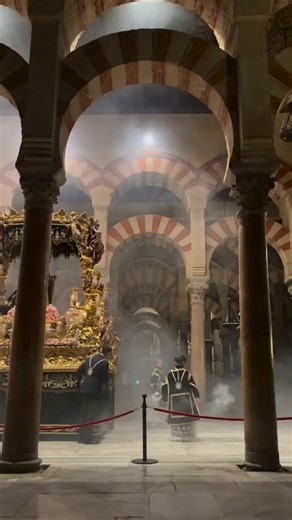 Los huevos de Pascua son en realidad una tradición católica que los países protestantes conservaron después de la Reforma porque estaba demasiado arraigada como para eliminarla. En Asturias es tradición también.El origen se debe a qué entre los siglos IX y XVIII la Iglesia prohibió el consumo de huevos durante la Cuaresma al considerarlos equivalentes a la carne, pero las gallinas seguían poniendo durante ese tiemoo y los huevos se acumulaban en las casas. Para conservarlos se cocían y se bañaba