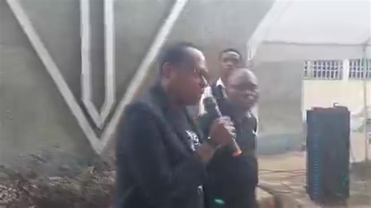 RDC: Un professeur de l’Université de Kinshasa (UNIKIN), choqué par l’assassinat récent de son collègue Matthieu Abata Diabar Sona, tué par balles à son domicile dans la nuit du 7 au 8 janvier 2026 au quartier Rutens (Plateau des professeurs) dans la commune de Lemba, a proposé publiquement l’octroi d’armes à feu aux enseignants universitaires pour renforcer leur sécurité personnelle. C’est dans un contexte d’insécurité chronique à Kinshasa – « illustré par le retard d’intervention de la police 