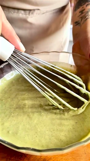 PONTO DE LUZ on Instagram: "Bolo de Ora-Pro-Nóbis Ingredientes: • 1 xícara de folhas de ora-pro-nóbis • 1 xícara de leite vegetal • 1/2 xícara de óleo vegetal ou óleo de coco • 2 ovos • 1 xícara de açúcar demerara orgânico • 1 xícara de farinha de arroz • 1 xícara de amido de milho • 1 colher (sopa) de fermento químico • Cacau em pó para polvilhar (opcional) Modo de preparo: 1. No liquidificador, bata as folhas de ora-pro-nóbis, o leite vegetal, os ovos e o óleo até obter uma mistura homogênea. 