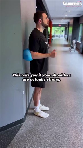💥 Fix Your Posterior Shoulder Control With the Shoulder Extension Isometric 💥 If your shoulders drift forward, your triceps feel smoked, or you struggle to keep your shoulder blades back and stable, this isometric drill is your secret weapon. Pressing into a ball builds clean extension strength without yanking on irritated tissues—perfect for restoring shoulder stability. Here’s how to do it 👇 1️⃣ Stand tall with an deflated ball placed behind your elbow (between your elbow and the wall). 2️⃣