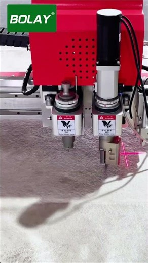 Single-layer technical fabric cutting machine with circular blade