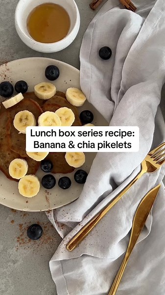 Looking for a tasty and healthy lunchbox snack? 😋 These banana & chia pikelets are perfect! Find the recipe plus more on the Ela & Earth Journal. #recipe #lunch #healthy #foodblog #foodblogger