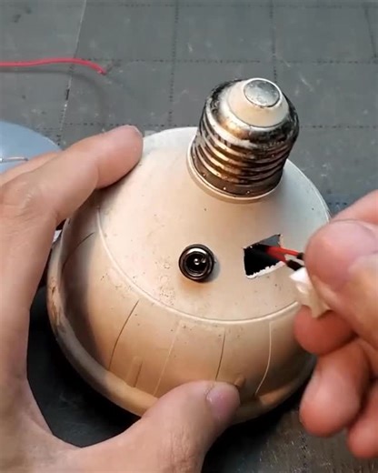 Sud experiment on Instagram: "Old Mobile battery turn into Light light bulb. How to make amazing led bulb"