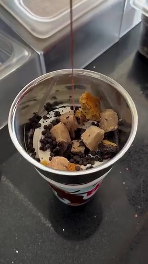 La Poutine Week nous voilà! 😃 On vous propose cette année une poutine dessert qui contient du VRAI FROMAGE & du VRAI BACON. Certains d’entre vous en ont rêvé et d’autres ont pensé qu’on n’irait jamais jusque-là. Eh bien... ON L’A FAIT pis ça juste “PAS DE BON SENS”! 🤤 // Poutine week here we come! 😃 This year, we're bringing you a dessert poutine with REAL CHEESE & REAL BACON. Some of you dreamed about it, others thought we'd never get there. Well... WE DID IT and it just MAKES SENSE! 🤤 *Dis