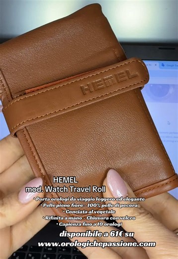 Leggero e raffinato, questo porta orologi è l'accessorio perfetto per gli orologi che porti con te in viaggio. Grazie alla pratica chiusura con cinturino in velcro, realizzata nel nostro caratteristico arancione, puoi riempirlo con una vasta collezione di orologi e metterlo in valigia. › Pelle pieno fiore › 100% pelle di pecora › Conciata al vegetale › Cerata a mano › Dieci punti per pollice › Retro in pelle scamosciata lucidata a mano › Interno utilizzato per rimuovere delicatamente polvere e i