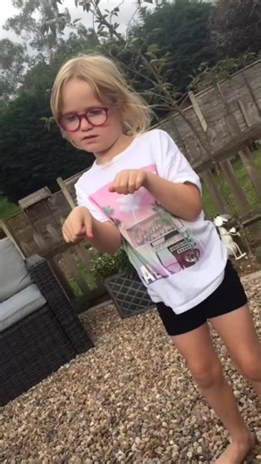 becky.wigston (@becky.wigston)’s videos with The Chicken Wing Beat - Ricky Desktop