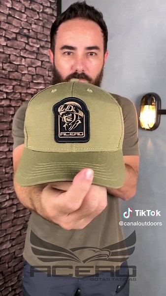 Como fazer um colar cervical improvisado? Existem algumas situações de emergência onde o resgate não chegaria a tempo e você precisa imobilizar uma vítima e a parte mais importante a ser imobilizada é a região cervical, mas o colar é muito grande e nem sempre se carrega ele para todos os lugares. Nessa situações saber improvisar pode salvar uma vida, veja como! ATENÇÃO: os primeiros socorros devem ser prestados por quem possui treinamento especializado. O Boné utilizado é o modelo Soldier da Ace