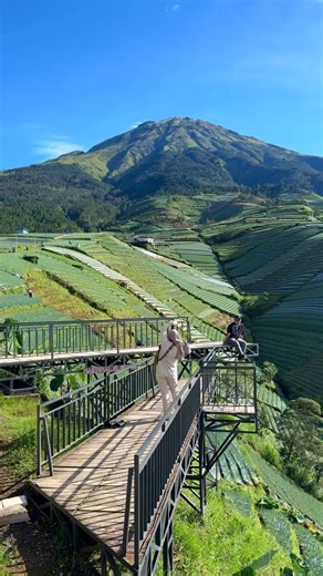 magelang traveling on Instagram: "Semua rela antri demi dapetin spot sebagus ini Dan setelah liat hasilnya... bener-bener worth it! Kamu juga harus cobain datang ke sini - rasain langsung sensasi view yang gak bakal kamu dapetin di tempat lain privat trip&video documentation dm for pricelist #sukomakmur_wonderfull #magelang #jogja #jogjaistimewa #semarang"