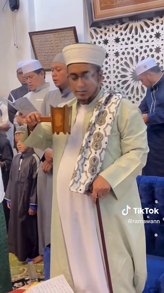 Islamic Rituals: Traditional Attire and Prayer