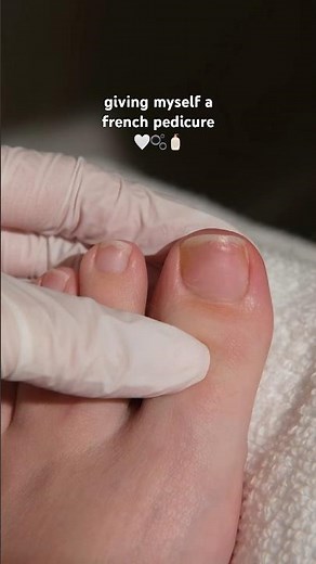 French Pedicure at home🤍🫧🧴#diypedicure #diynails #gelnails #pedicure #frenchpedicure #nailart