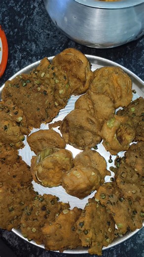 Rangon Ke Saath Garma Garam Pakode | Holi Special Recipe 🎉